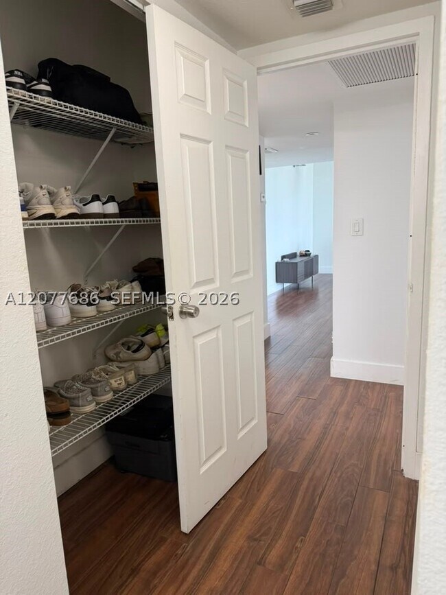Building Photo - 3375 N Country Club Dr