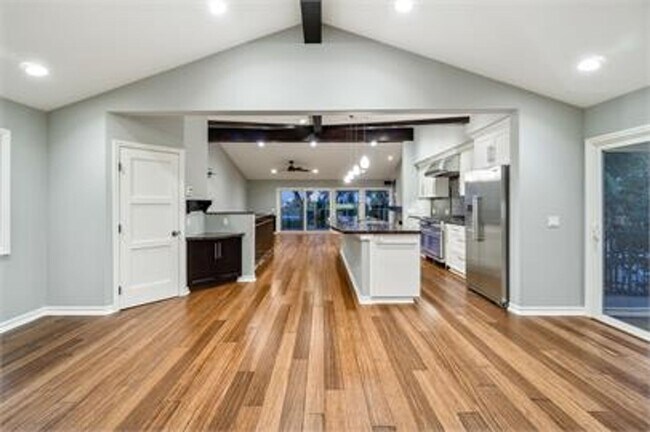 Building Photo - Large 5 bed Masterpiece Home with Back Bay...