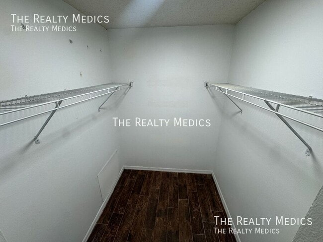 Building Photo - 2601 Bridle Dr