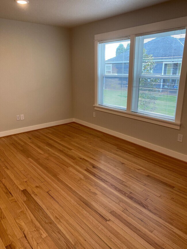 Building Photo - New Modern Updates 1250sf Hardwoods Baseme...
