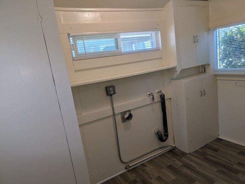 laundry room - 1313 Portola Ave