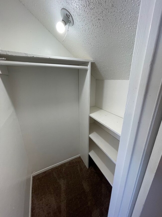 Building Photo - Large 2 Bedroom, 1 1/2 Bathroom Condo Available Immediately!