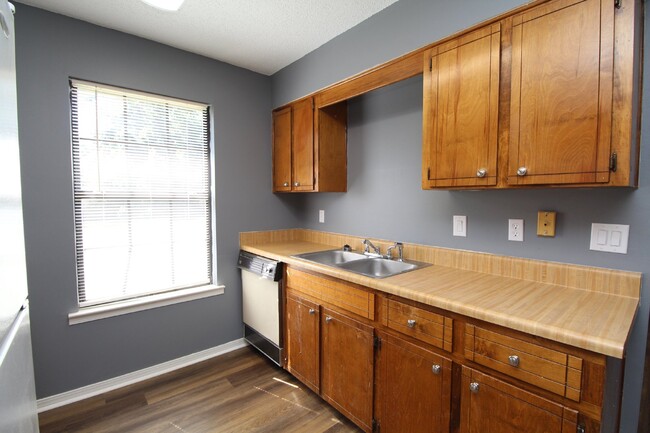 Building Photo - **Updated 2-Bedroom, 2-Bathroom Apartment ...