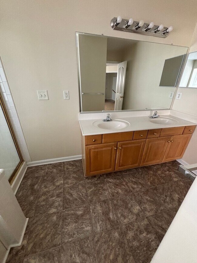 Building Photo - Beautiful 3-Bedroom, 2.5-Bathroom Condo at...