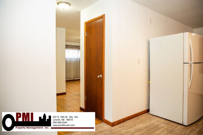 Building Photo - 3 Bedroom and 1.5 bathroom House for rent