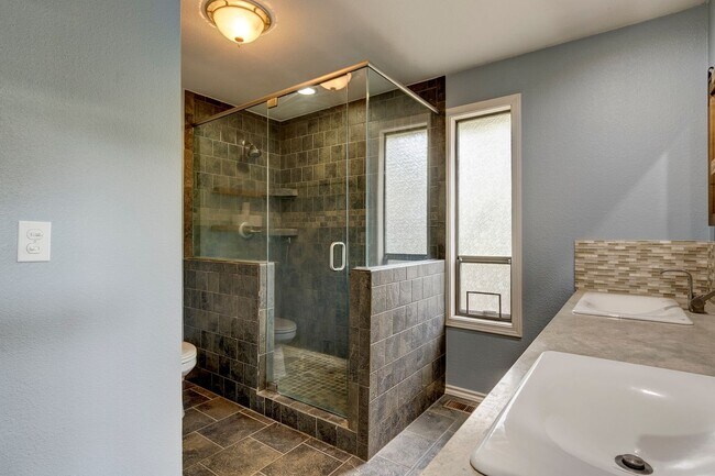 Building Photo - 3 Bed 2.5 Bath Home with a View!