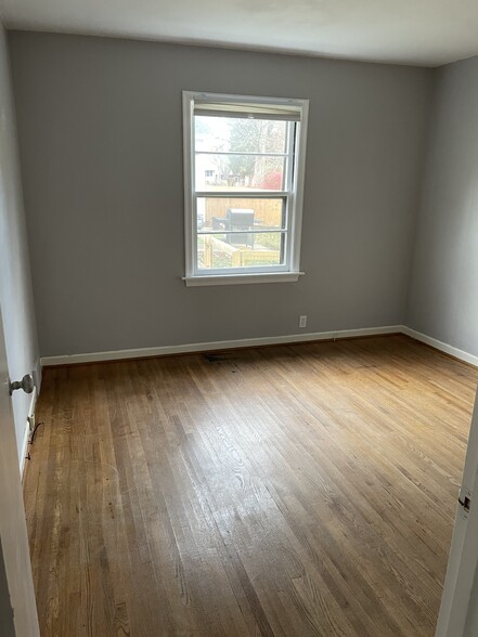 Building Photo - 526 Bank St