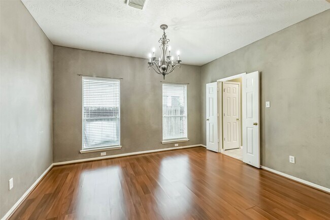 Building Photo - 8511 Cross Country Dr