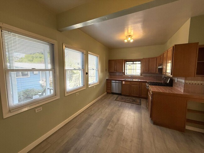 Building Photo - 5BR 1.5BA Berkeley Home | W/D, Dishwasher, Backyard + Storage Near Shattuck & Berkeley Bowl