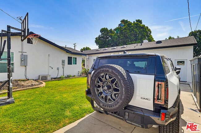 Building Photo - 9209 Paramount Blvd