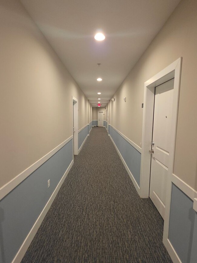 Building Photo - Beautiful 2nd floor (with elevator services) condominium: 2-bed, 2-bath, beautiful kitchen, bonus...