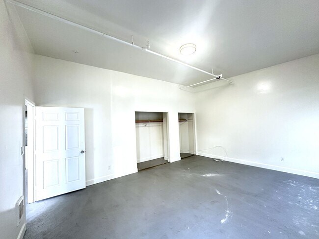 Building Photo - Chapman