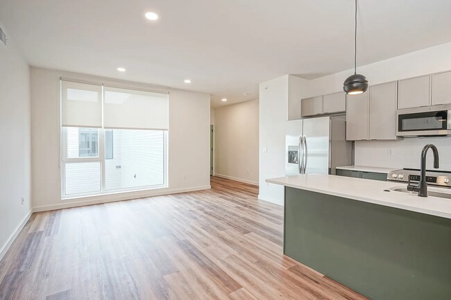 Building Photo - 1301 Bainbridge St