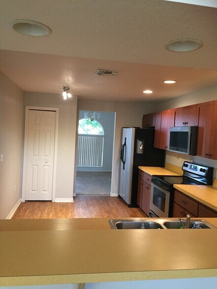 Building Photo - 7166 Summit Dr