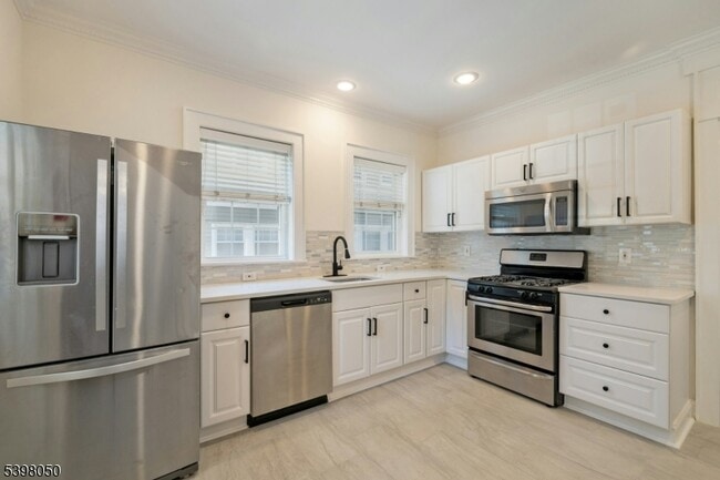 Building Photo - 16 Walnut St