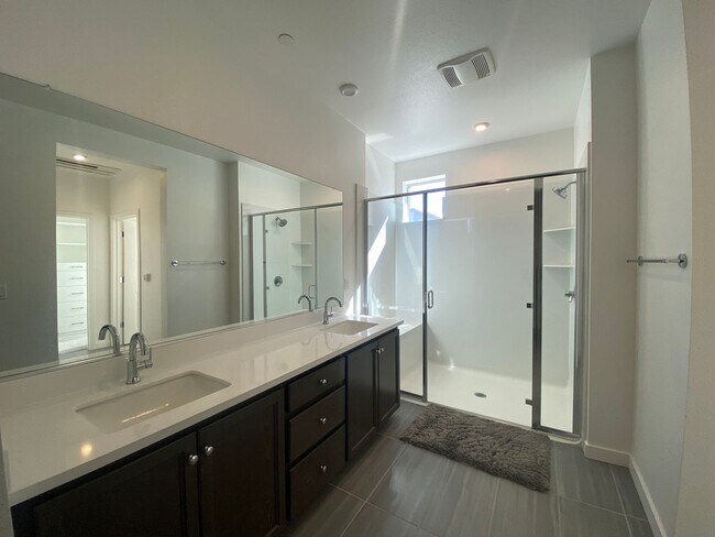 Building Photo - Dublin Hyde Park Modern Living Single Level Condo 4 Bed / 2 Bath, Amenities, Close to 580