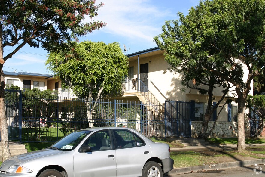 Primary Photo - 2705-2723 E Spaulding St