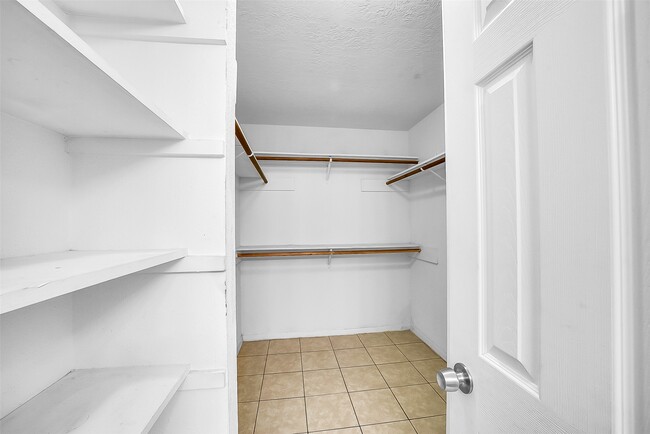 Building Photo - 13618 Piney Oaks Dr