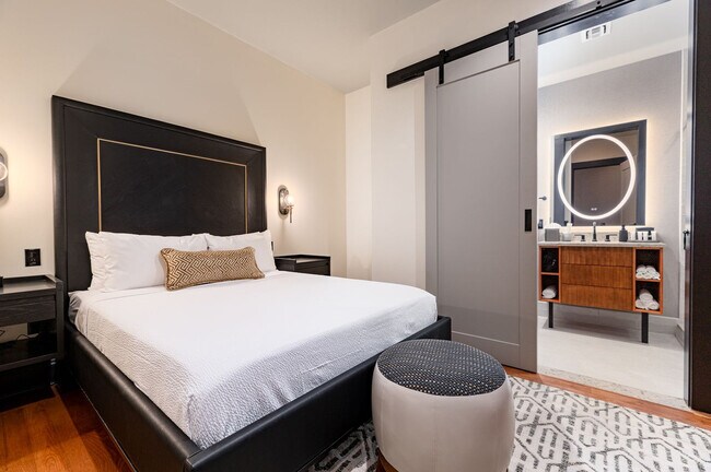 Building Photo - 1011 Canal St