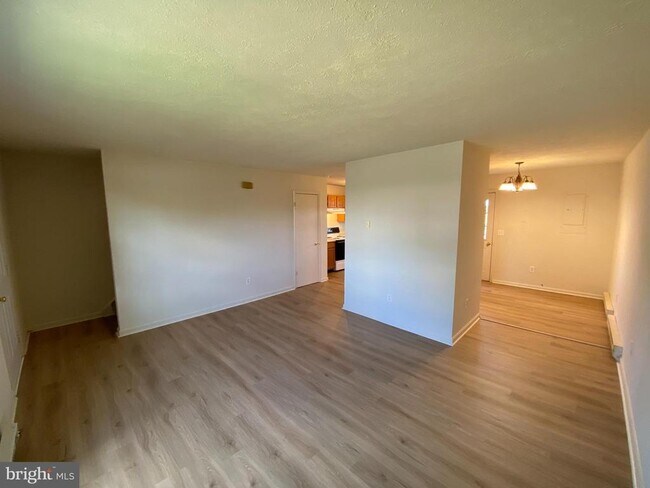 Building Photo - 624 Highview Ct