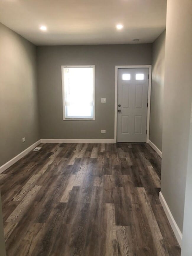 Building Photo - 4 Bedroom Beauty