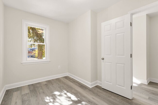 Building Photo - Newly Renovated 3BR/1BA - WASHEY/DRYER - I...