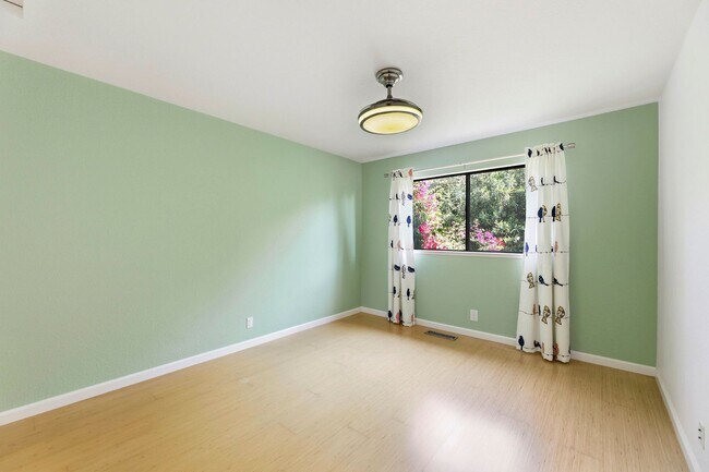 Building Photo - 2071 Holly Branch Ct