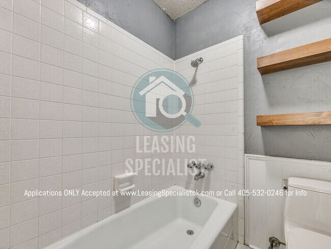 Building Photo - Warr Acres 3 Bed 2 Bath Home with a Pool!!