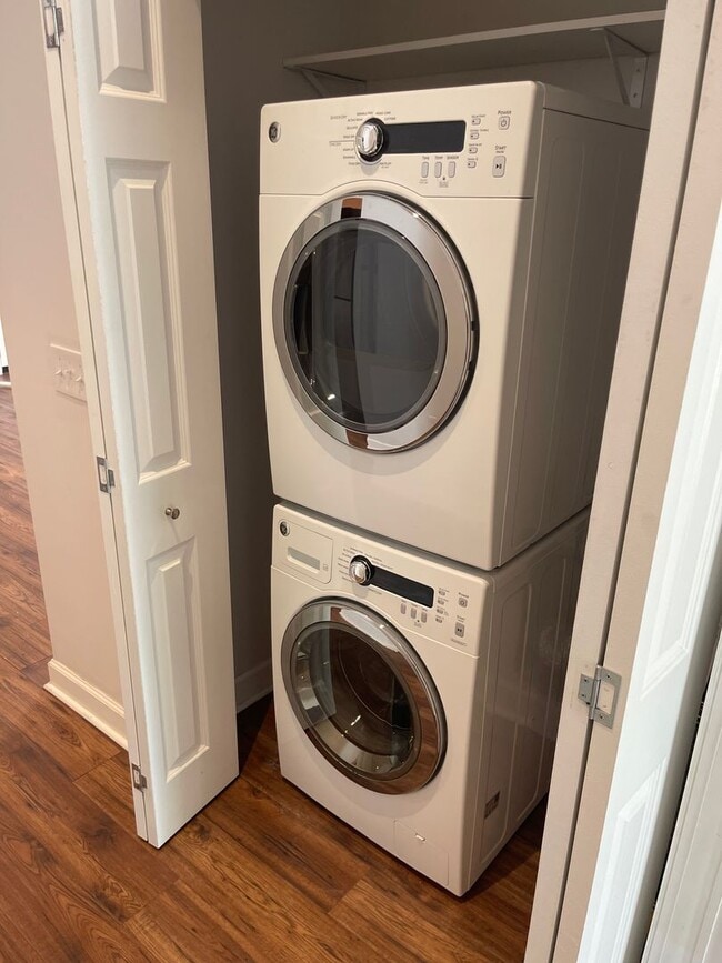 Building Photo - Newly Renovated 2B Apartment just Blocks f...