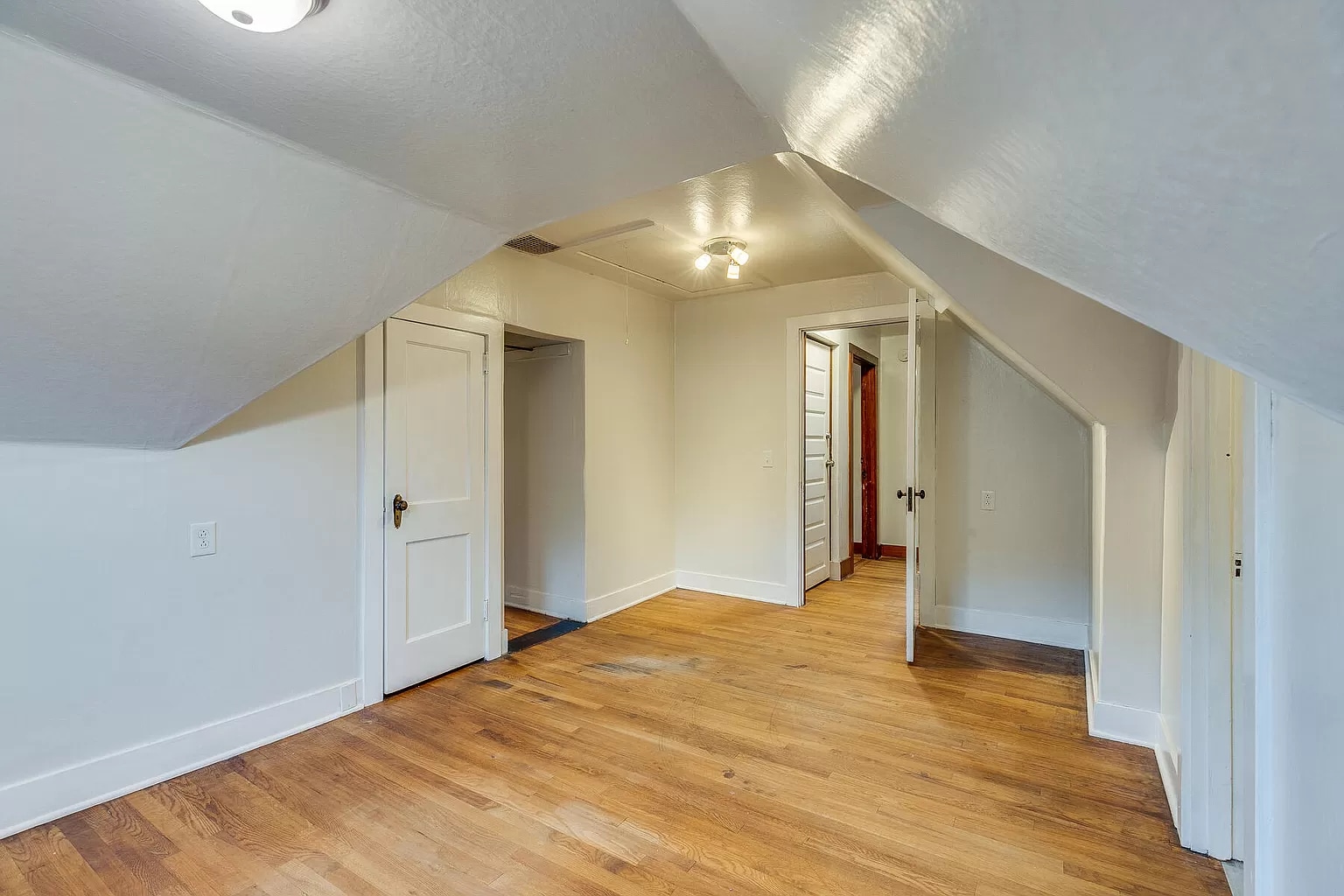 Room 1 of 3 - 401 E Chilhowie Ave