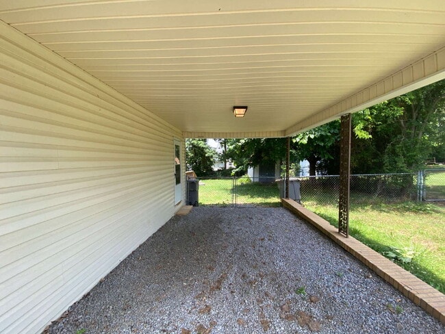 Building Photo - Great Location!
