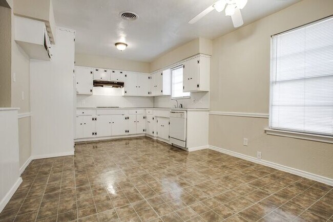 Building Photo - No Application Fees* $500 off 1st months r...