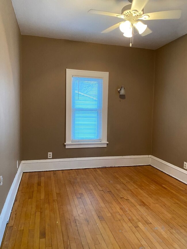 Building Photo - Large 3 Bedroom 2 Bath House w/Fenced in Yard and 2 Stall Garage!