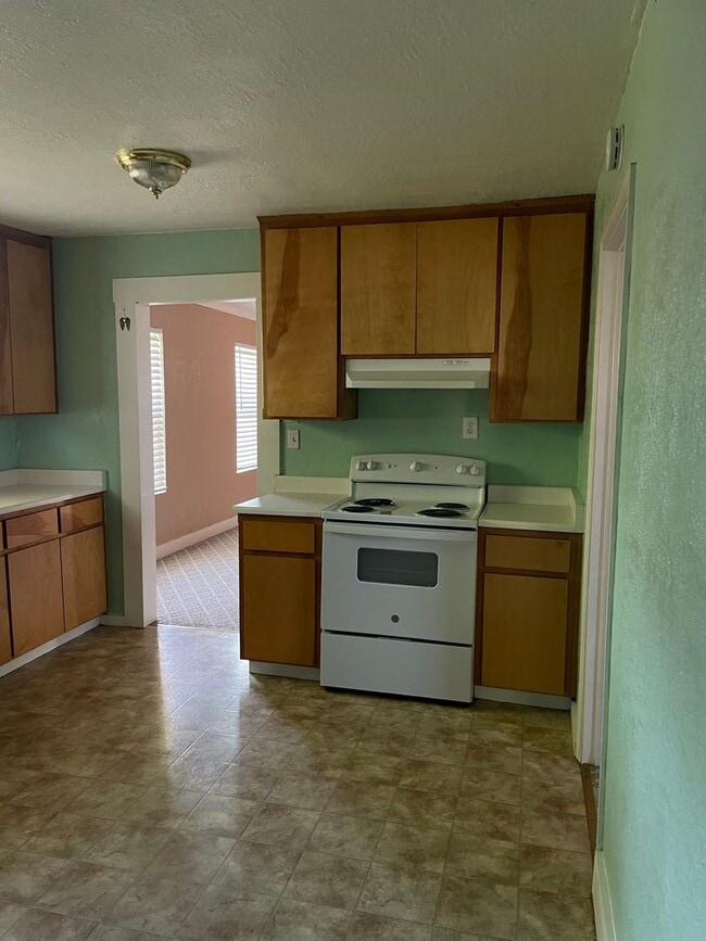 Building Photo - For Rent: Charming 2 Bedroom, 1 Bath Home ...