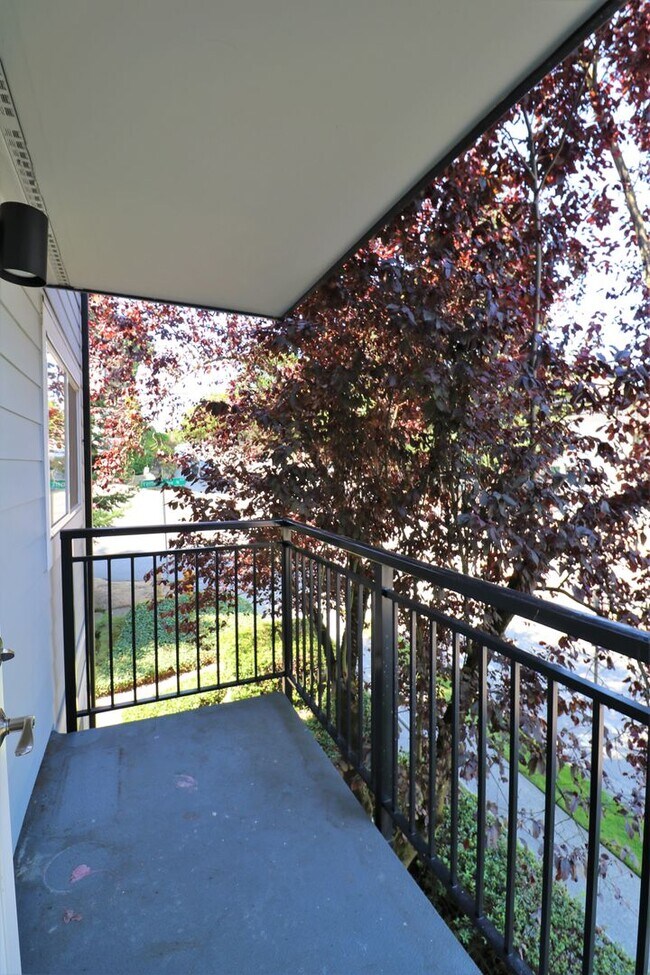 Building Photo - 2 Bedroom 1 Bathroom w/ Deck and Parking!