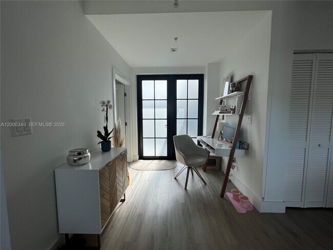 Building Photo - 4100 Davie Rd