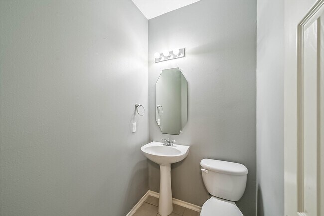 Building Photo - 8726 Old Maple Ln