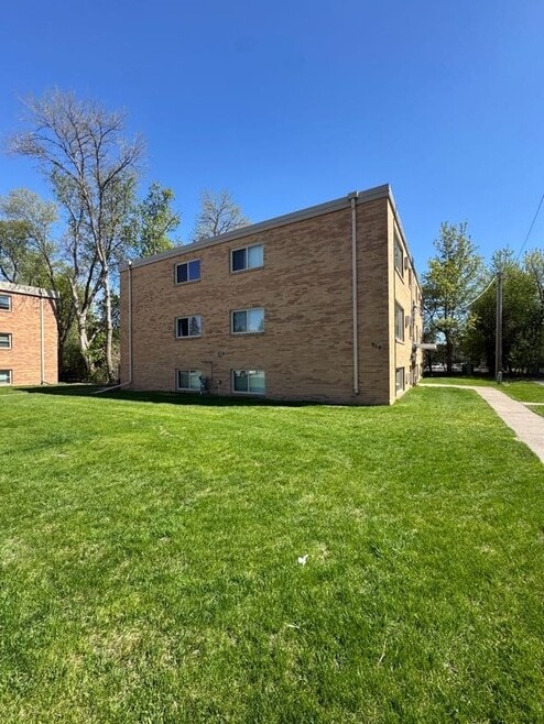 Building Photo - 910 8th St S