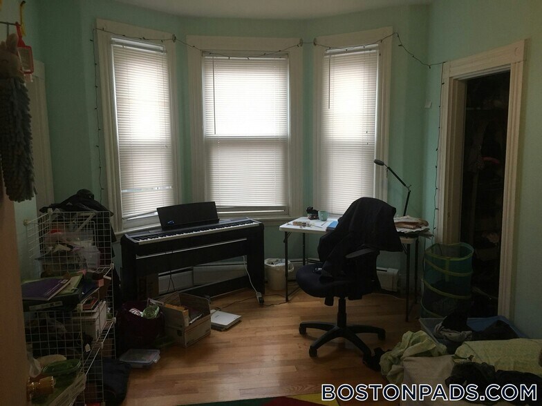 Building Photo - 35 Brookline St