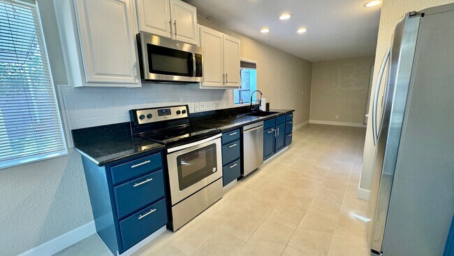 Building Photo - Gorgeous, renovated 4-bedroom home central...