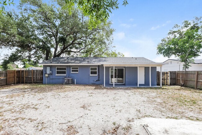 Building Photo - 4 BR/2BA | Newly Renovated Single Family Home |  Fenced backyard!
