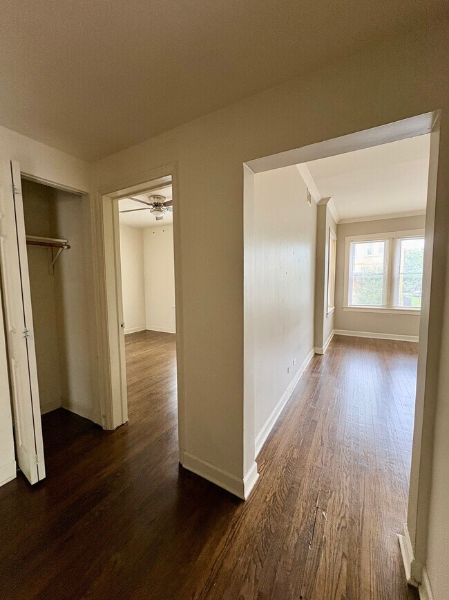 Building Photo - 3547 W Dickens Ave