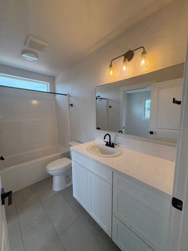 Building Photo - Brand New Modern 2-Story Home