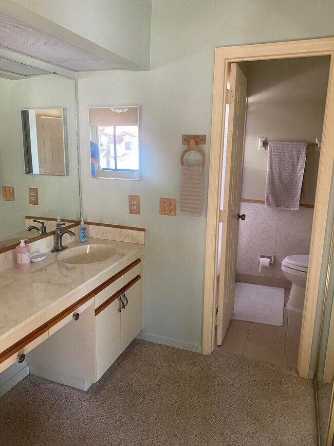 Building Photo - 1041 Country Club Dr