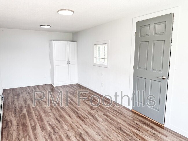 Building Photo - 825 E Dartmouth Ave
