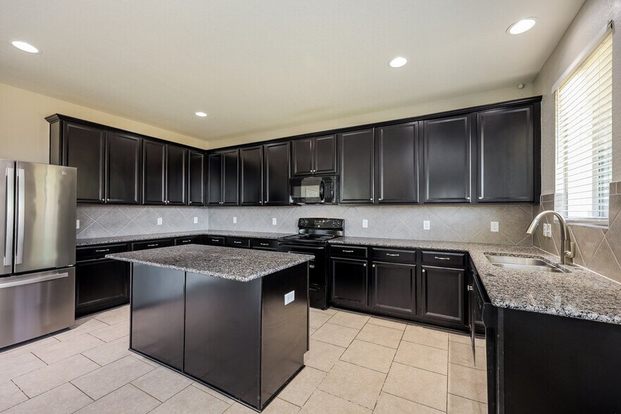 Building Photo - 10502 Castello Canyon