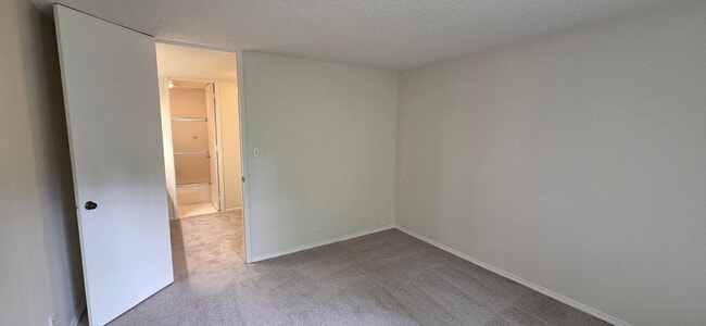 Building Photo - Spacious 1-bed 1-bath condo now available ...