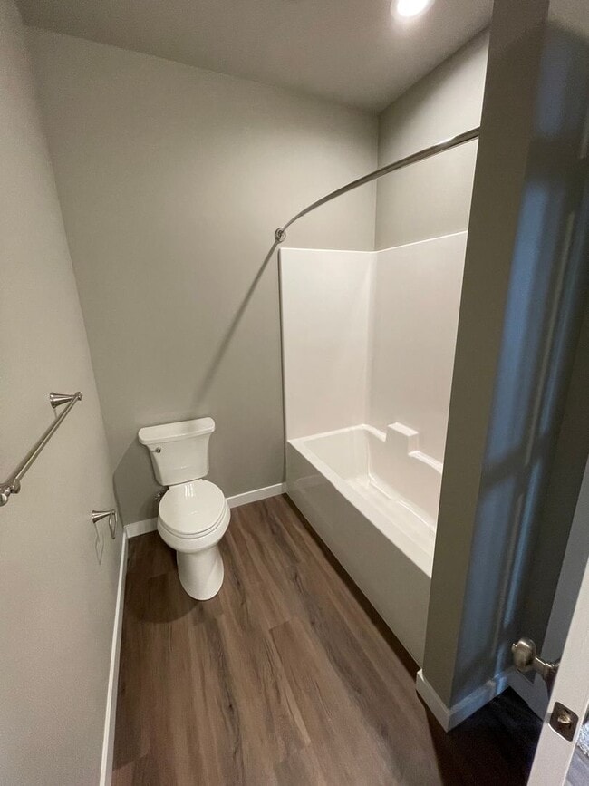 Building Photo - NEW 4 Bedroom / 4.5 Bath Duplex. A/C in every bedroom