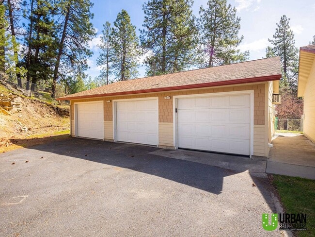 Building Photo - Spacious Glenrose Retreat | 3 Bed + Shop + Private Wooded Setting