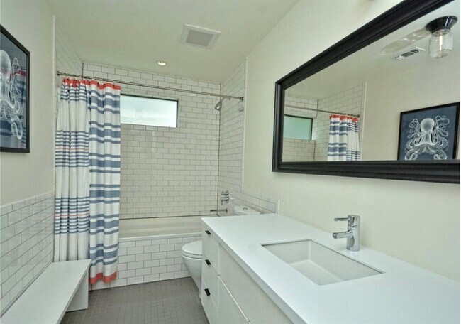 Building Photo - 2308 1/2 E 9th St